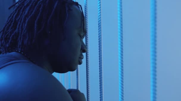 Afroamerykanin czarny człowiek czuje się jak w więzieniu podczas zamknięcia - Materiał filmowy, wideo