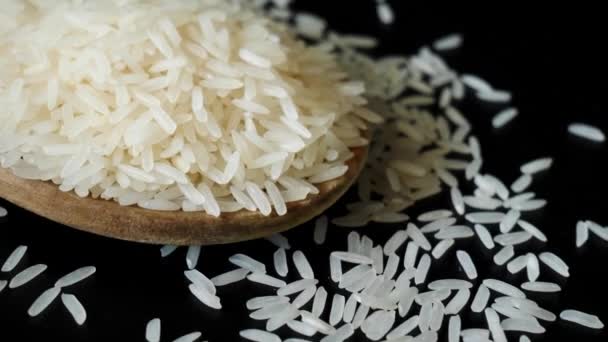 Jasmínová rýže, populární odrůda rýže v Thajsku. Rýžové zrno, které prošlo procesem leštění Připraveno k vaření nebo paření. Vitamin B1 pomáhá tělu získávat energii ze sacharidů. - Záběry, video