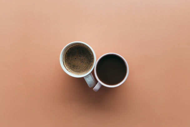Две розовые и голубые чашки кофе на бежевом фоне. Высокое качество фото - Фото, изображение