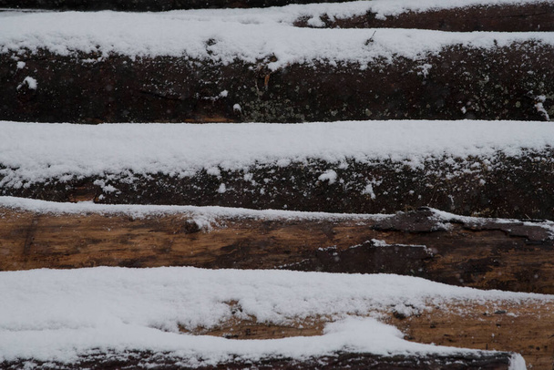 складений або зібраний дерево взимку, зберігання деревини з лісу
 - Фото, зображення