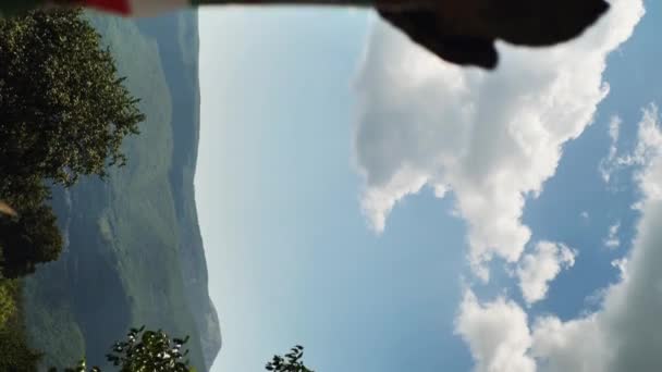 κατακόρυφο βίντεο. Βουνά, κορυφές, βράχια, κορυφογραμμές, τοπίο Ιταλική σημαία - Πλάνα, βίντεο