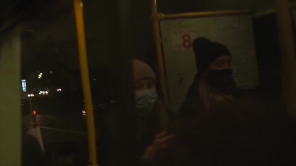 Αντανάκλαση μιας γυναίκας στο παράθυρο να οδηγεί λεωφορείο τη νύχτα - Πλάνα, βίντεο