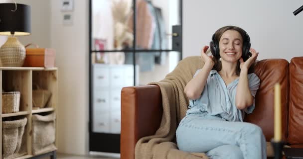 Mujer disfrutando de la música en casa - Imágenes, Vídeo