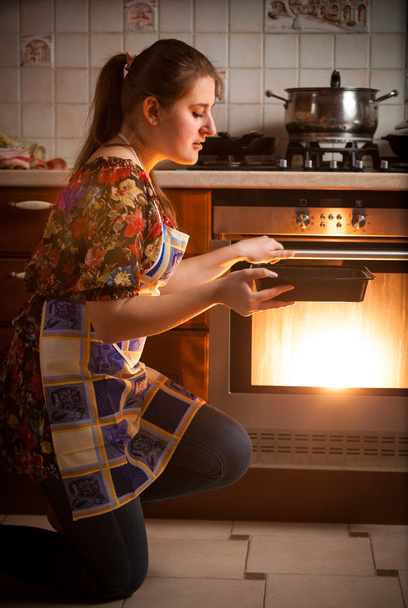 主婦の調理のオーブンでクッキーの写真 - 写真・画像