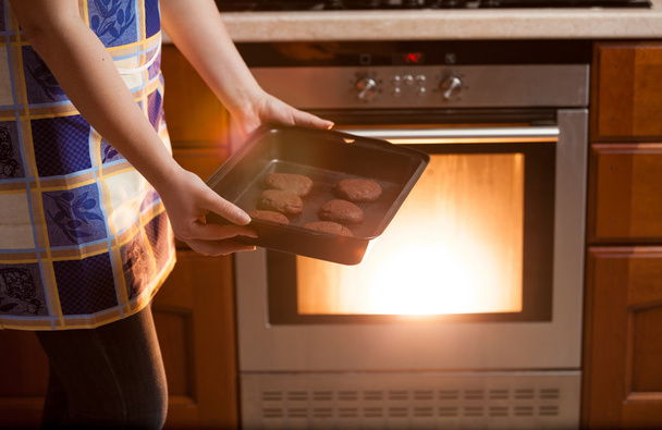 foto della donna che mette i biscotti nel forno
 - Foto, immagini