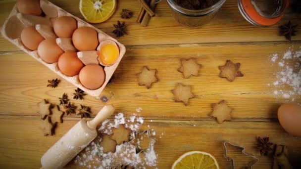 Složky na vaření vánočního pečení. Mouka, vejce, hnědý cukr a koření - Záběry, video
