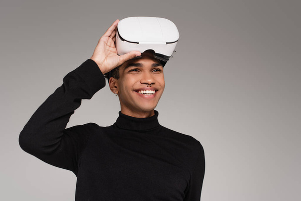 smiling african american man in vr headset isolated on grey - Foto, afbeelding