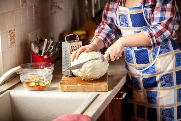 fotografia di donna che taglia il cavolo su cucina
 - Foto, immagini