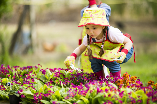 Маленька дівчинка в саду
 - Фото, зображення