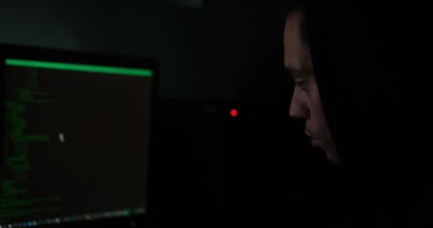 Хакер вирішує проблему з кодом - Кадри, відео