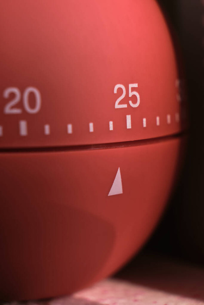 Close Up di un timer da cucina rotondo - 25 minuti - Foto, immagini