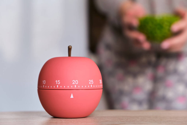 Konyha időzítő alakú alma egy napos konyha az asztalon, visszaszámlálás 22 perc - Fotó, kép