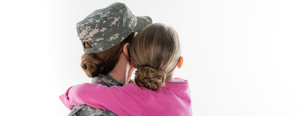 Achteraanzicht van kind knuffelende moeder in camouflage geïsoleerd op wit, banner  - Foto, afbeelding