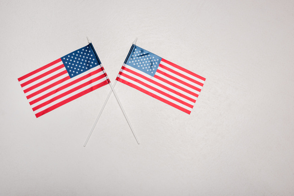 Amerikanische Flaggen von oben auf grauem Hintergrund  - Foto, Bild