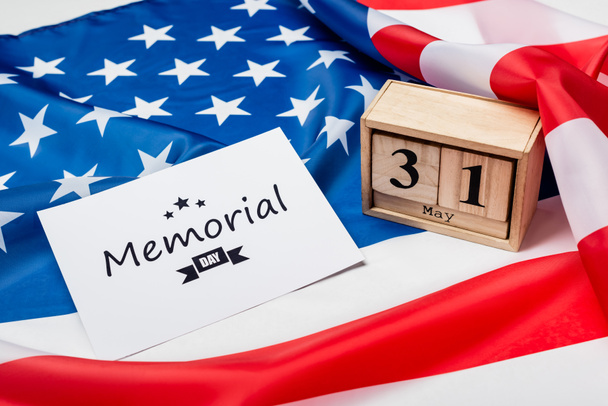 Ξύλινο ημερολόγιο και κάρτα με αναμνηστικά γράμματα σε αμερικανική σημαία σε γκρι φόντο  - Φωτογραφία, εικόνα