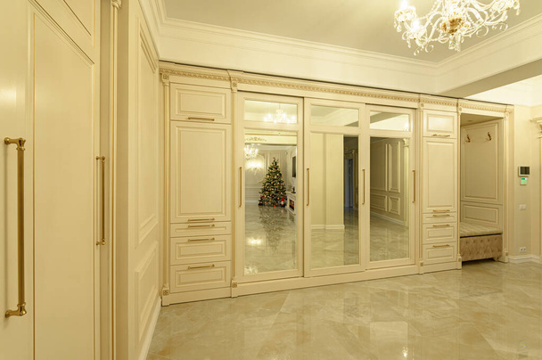 Nowoczesny luksusowy beż i złoty hol wejściowy - Zdjęcie, obraz