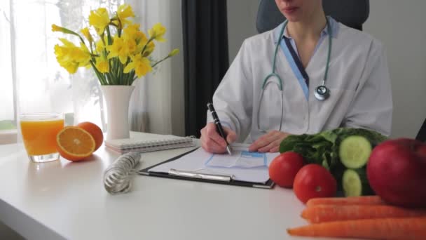Plantaardige voeding en medicatie concept. Voedingsdeskundige biedt gezonde groenten dieet. - Video
