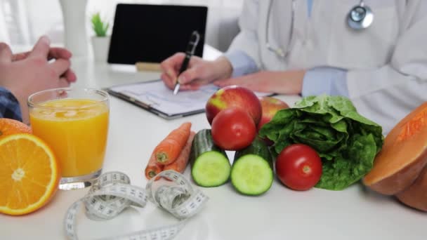 Alimentación vegetal nutrición y concepto de medicación. Nutricionista ofrece dieta de verduras saludables. - Metraje, vídeo