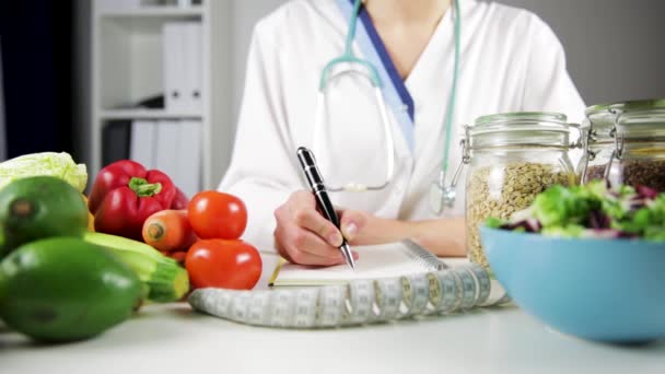 Sebze diyeti beslenme ve ilaç konsepti. Beslenme uzmanı sağlıklı sebze diyeti sunuyor. - Video, Çekim