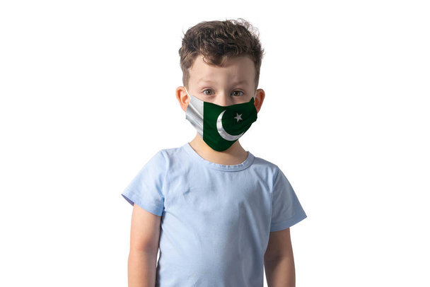 Αναπνευστήρας με σημαία Πακιστάν. Λευκό αγόρι βάζει ιατρική μάσκα προσώπου απομονώνονται σε λευκό φόντο. - Φωτογραφία, εικόνα