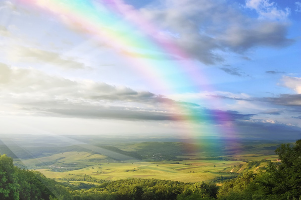 Regenbogen über Wiese im Frühling - Foto, Bild