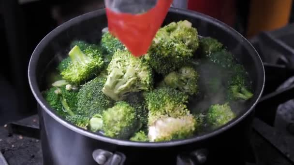 Close Up, Gericht voller Brokkoli Gemüse Kochen Gesunde vegane Mahlzeit Zeitlupe - Filmmaterial, Video