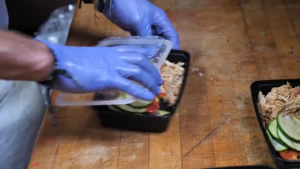 テイクアウト容器、チキンミートで健康的なバランスの取れた食事を提供するためのパッキング - 映像、動画