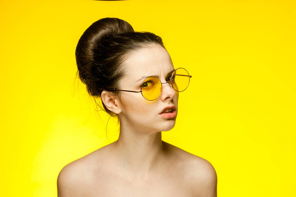 morena com ombros nus amarelo moda óculos emoções isolado fundo - Foto, Imagem