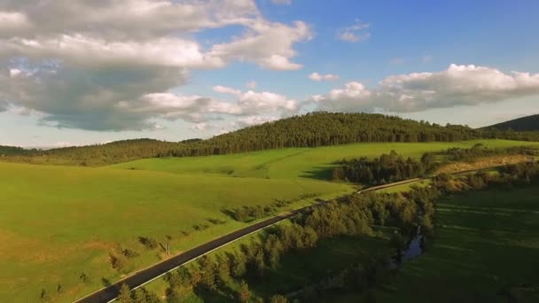 セルビアのズラティボール山。空中展望。夏の日の道路と緑の丘のフィールド - 映像、動画