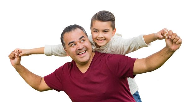 Отец-латиноамериканец и сын смешанной расы развлекаясь на белом фоне. - Фото, изображение