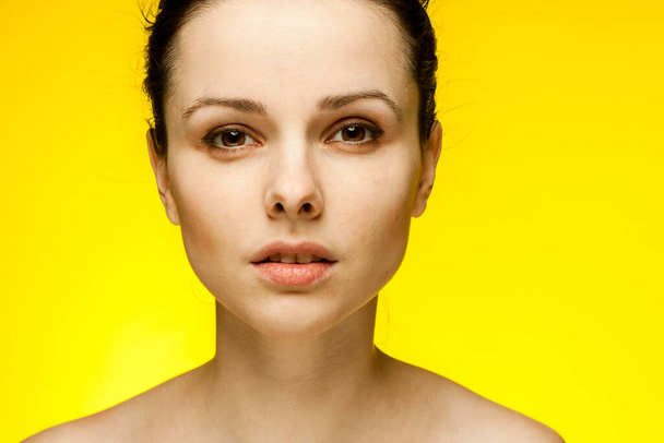 brunette with bare shoulders wearing yellow glasses cropped view  - Foto, imagen