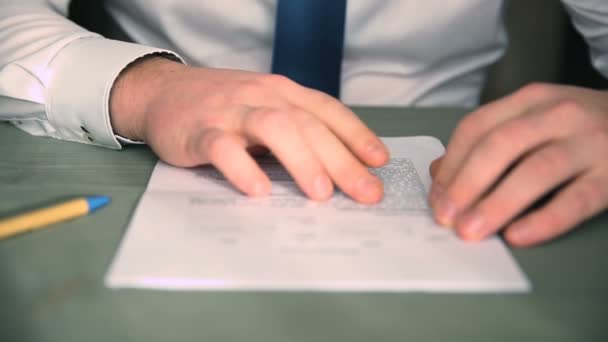 hombre de negocios leyendo y firmando contrato de asociación empresarial en la oficina - Metraje, vídeo