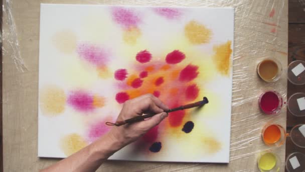 Der männliche Künstler von oben malt Pastellfarbstoff oder Pastellkreide mit einem blauen Kreis auf nasse Leinwand. Fluidkunst. - Filmmaterial, Video
