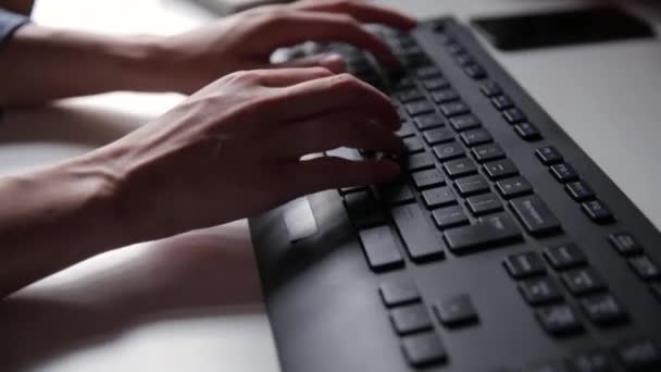 Τα χέρια μιας γυναίκας πληκτρολογούν σε ένα πληκτρολόγιο υπολογιστή. Νεαρή επιχειρηματίας, ελεύθερος επαγγελματίας - Πλάνα, βίντεο