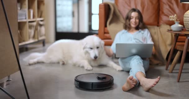 Frau mit Hund und Laptop zu Hause - Filmmaterial, Video