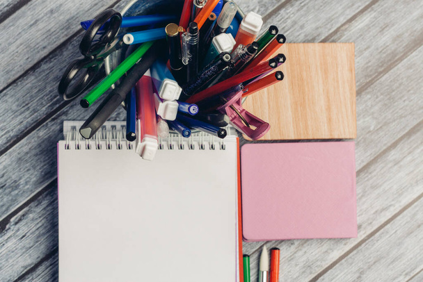 notepad marcadores de lápis coloridos adesivos na mesa de madeira - Foto, Imagem