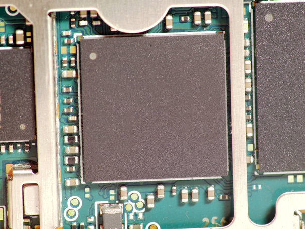 Lähikuva ampua Surface Mount Device (SMD) osat kuten IC, mikrosirut, prosessorit, led, vastus, kondensaattori, kameramoduuli, jne. juotettu piirilevyllä (PCB) - Valokuva, kuva