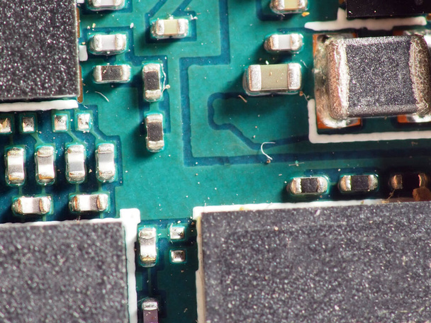 Felszíni Mount Device (SMD) alkatrészek, mint például IC, mikrochipek, processzorok, led, ellenállás, kondenzátor, kamera modul stb. közeli fotózása. nyomtatott áramköri lapon (PCB) forrasztva) - Fotó, kép