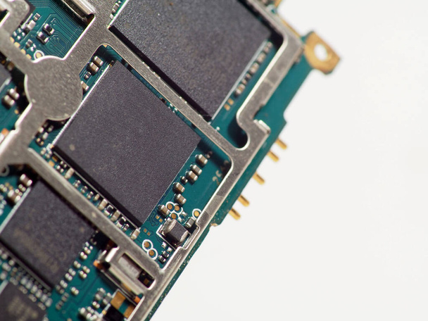 close up shoot of Surface Mount Device (SMD) peças como IC, microchips, processadores, led, resistor, capacitor, módulo de câmera, etc. soldada em placa de circuito impresso (PCB) - Foto, Imagem