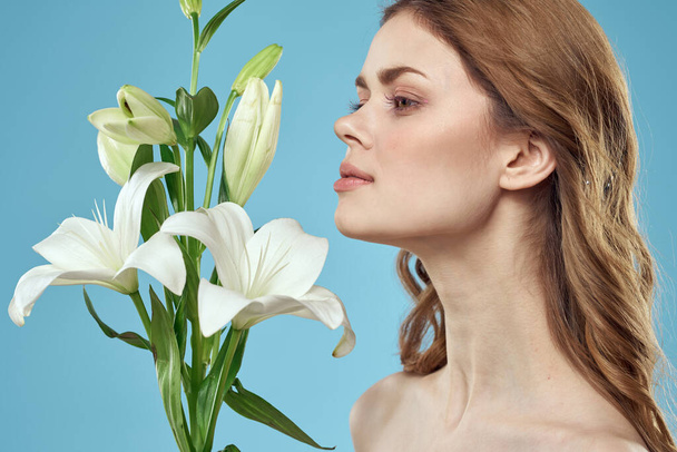女の子とともに白い花の花束上の青の背景赤い髪の肖像モデル - 写真・画像
