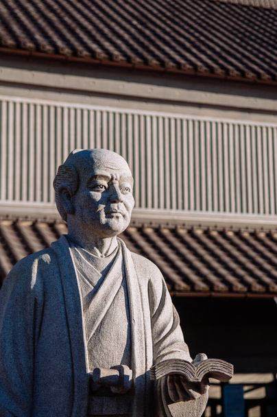 2012年12月11日千葉県香取市-東京近郊の江戸旧市街、佐原村の伊能忠敬像。日本人男性は日本全国の地図を完成させた最初の人でした。 - 写真・画像