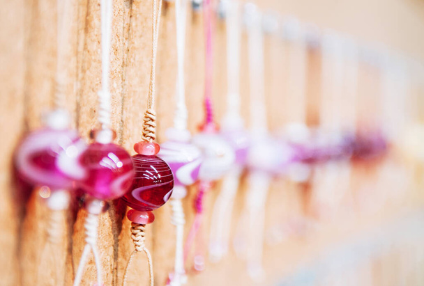 Perlas de vidrio multicolor, Hermosas perlas de vidrio de cerca - Foto, imagen