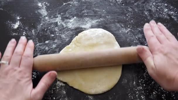 POV (Standpunkt) einer Italienerin mit Nudelholz rollt Teig für Pizza.  - Filmmaterial, Video