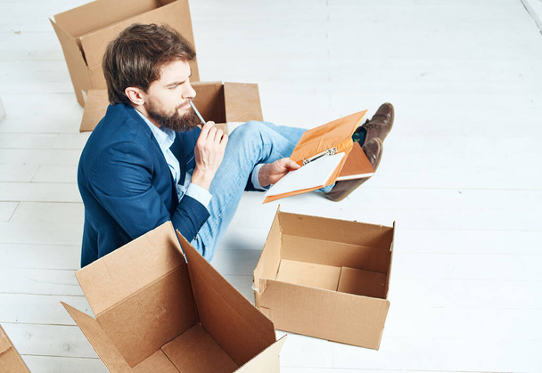 Homem em casa caixas com coisas que movem o estilo de vida do trabalho - Foto, Imagem