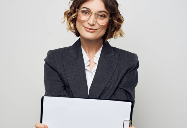 Kobieta w garniturze biznesowym z białą kartką papieru w okularach roboczych makieta - Zdjęcie, obraz