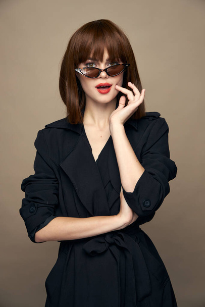 Stílusos nő Szexi megjelenés sötét szemüveg elegáns megjelenés háttér - Fotó, kép