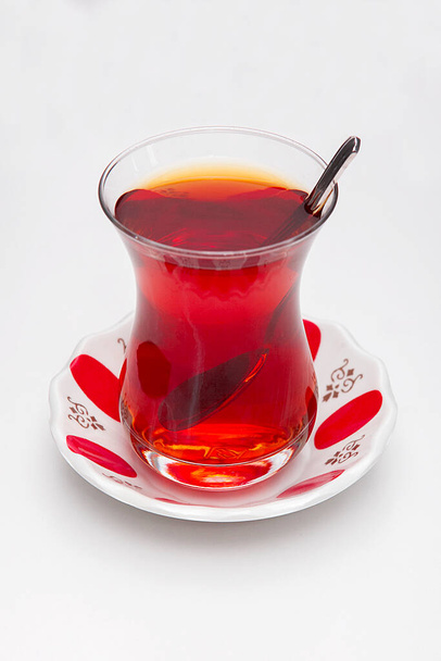 Ένα φλιτζάνι τσάι πάνω από το λευκό φόντο. - Φωτογραφία, εικόνα