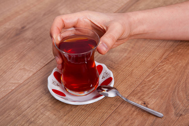 Una taza de té mujer en la mano.  - Foto, imagen