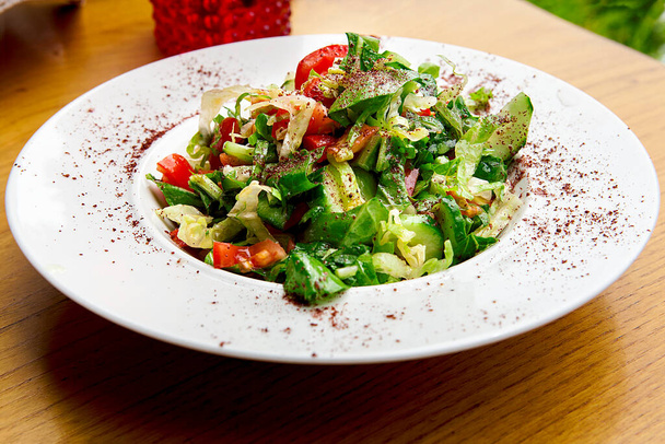 Salada de legumes frescos em uma tigela. - Foto, Imagem