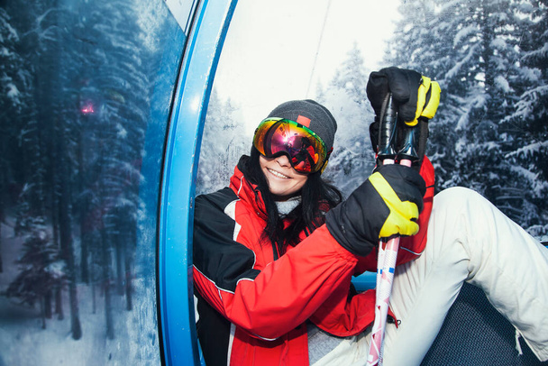 πορτρέτο της νεαρής όμορφης γυναίκας που ποζάρει στο κοστούμι snowboarder  - Φωτογραφία, εικόνα